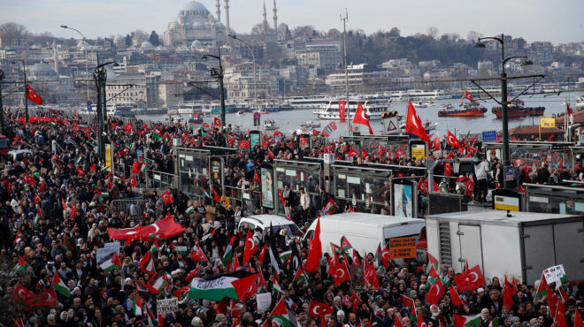 κωνσταντινούπολη-ογκώδεις-διαδηλώσ-562809688