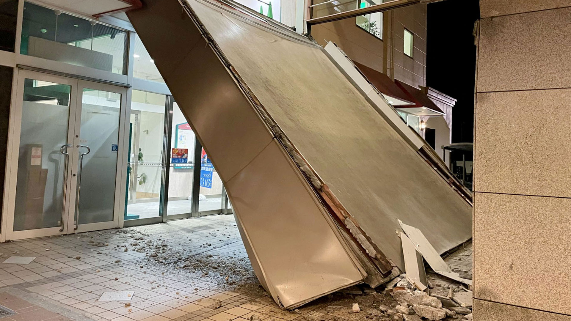 Ιαπωνία: Μεγάλες καταστροφές μετά τον ισχυρό σεισμό – Υποβάθμιση της προειδοποίσης για τσουνάμι-7