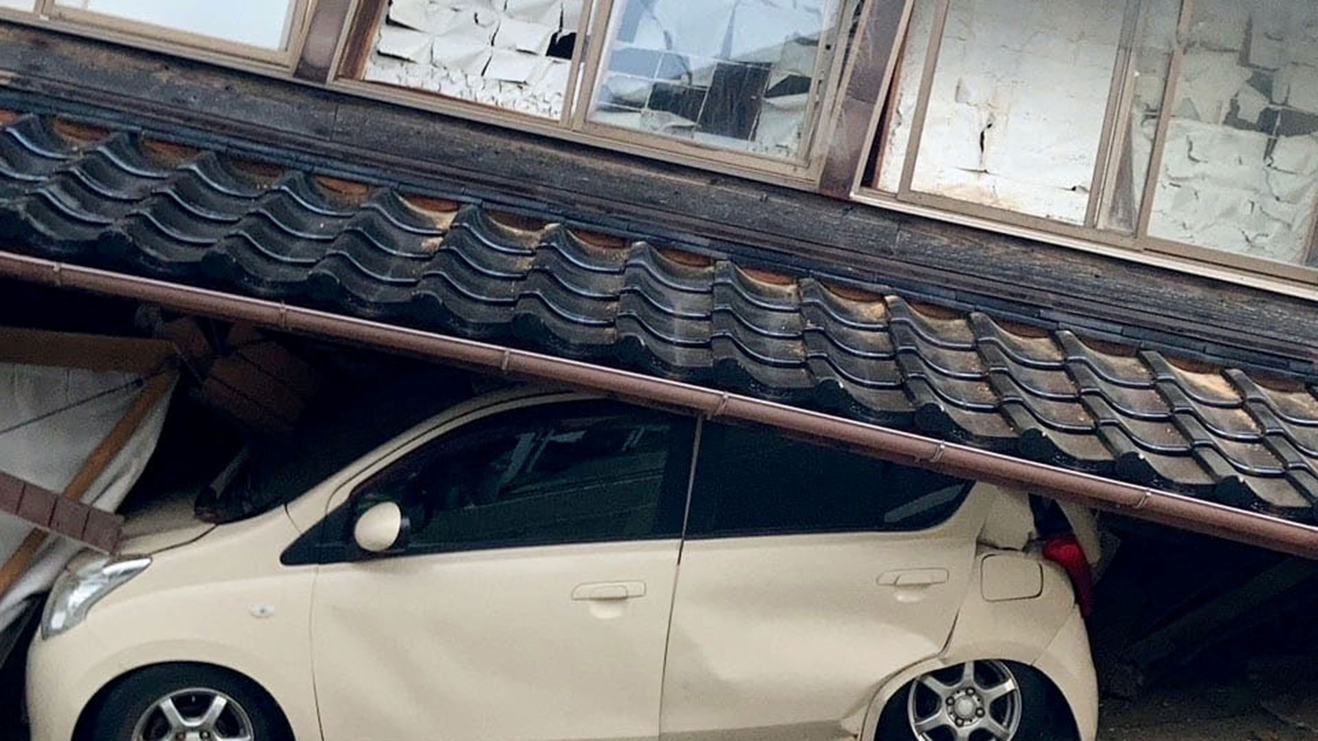 Ιαπωνία: Μεγάλες καταστροφές μετά τον ισχυρό σεισμό – Υποβάθμιση της προειδοποίσης για τσουνάμι-1