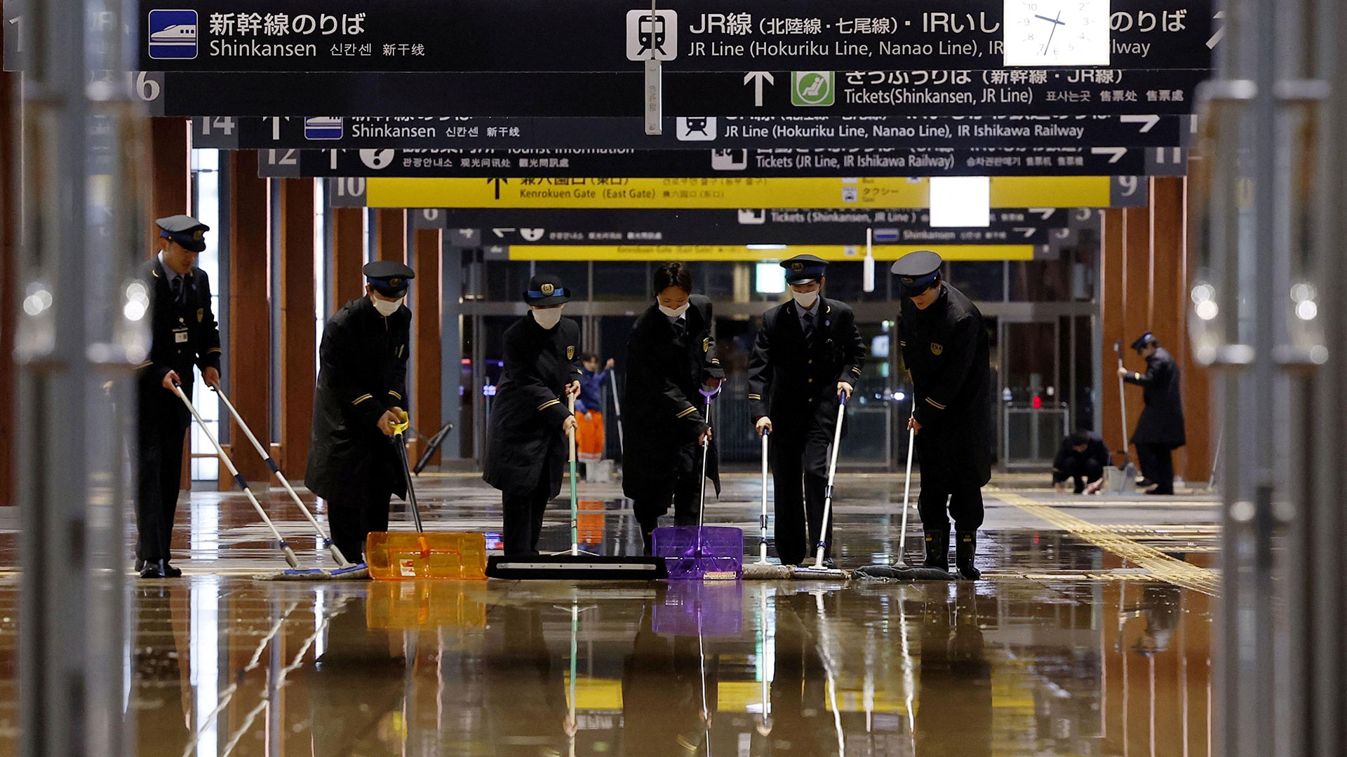 Ιαπωνία: Εικόνες μετά τον σεισμό 7,6 Ρίχτερ – Καταστροφές και εκκενώσεις περιοχών-4