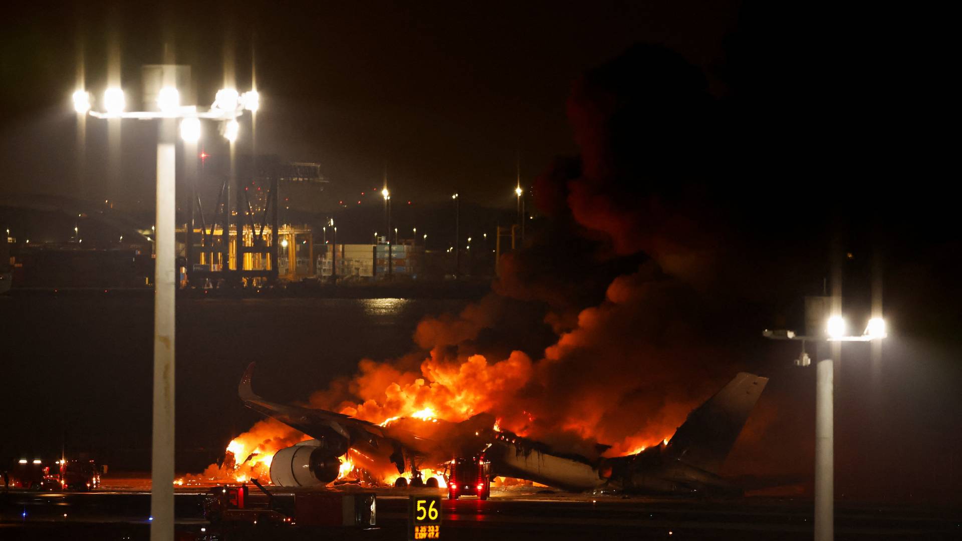 Ιαπωνία: Στις φλόγες επιβατικό αεροπλάνο στο αεροδρόμιο του Τόκιο-1