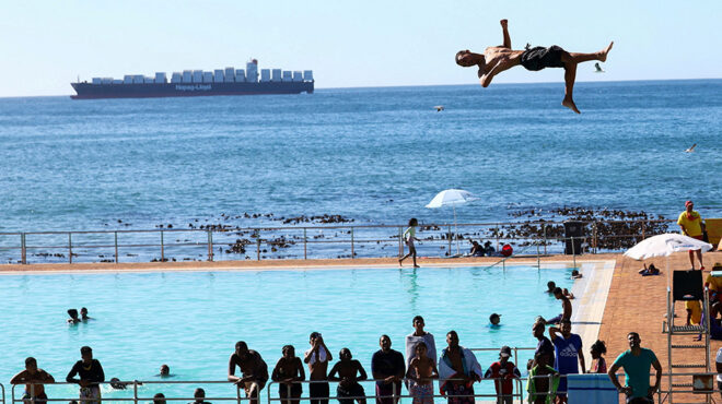 παράλληλα-με-τον-γαλάζιο-ορίζοντα-562818802