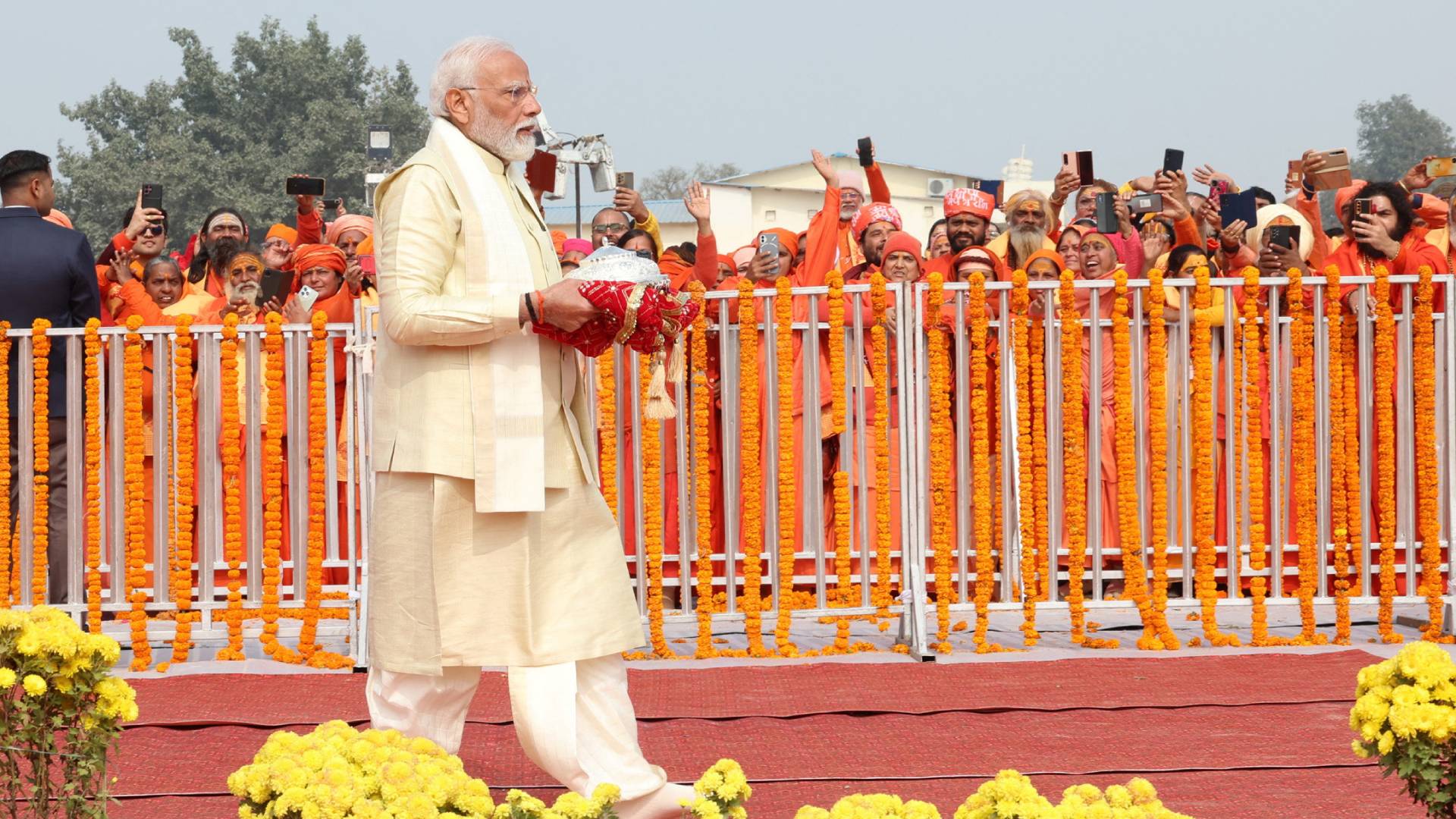 Ινδία: Ο Μόντι εγκαινιάζει αμφιλεγόμενο ινδουιστικό ναό – «Ερχεται μια νέα εποχή»-1