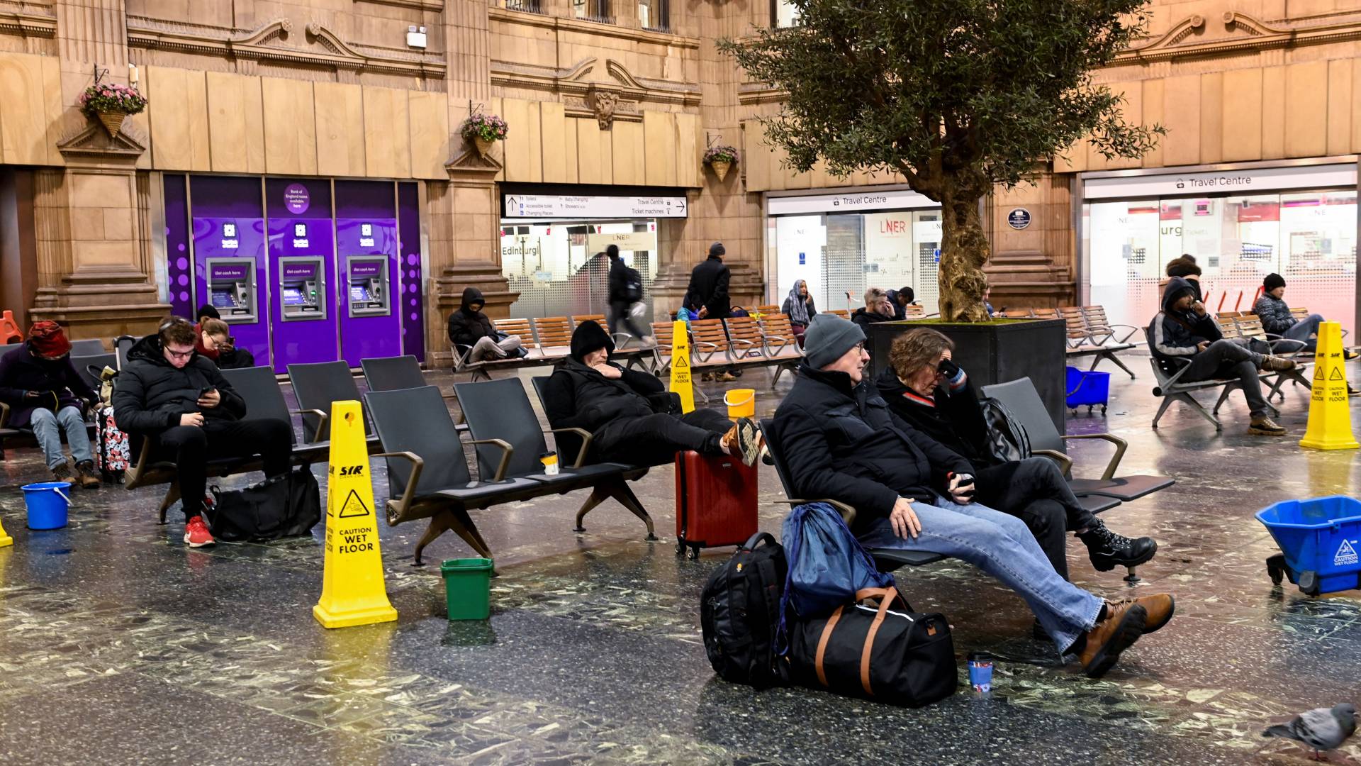 Βρετανία: Προβλήματα στις πτήσεις και στον σιδηρόδρομο λόγω της καταιγίδας Ισα-1