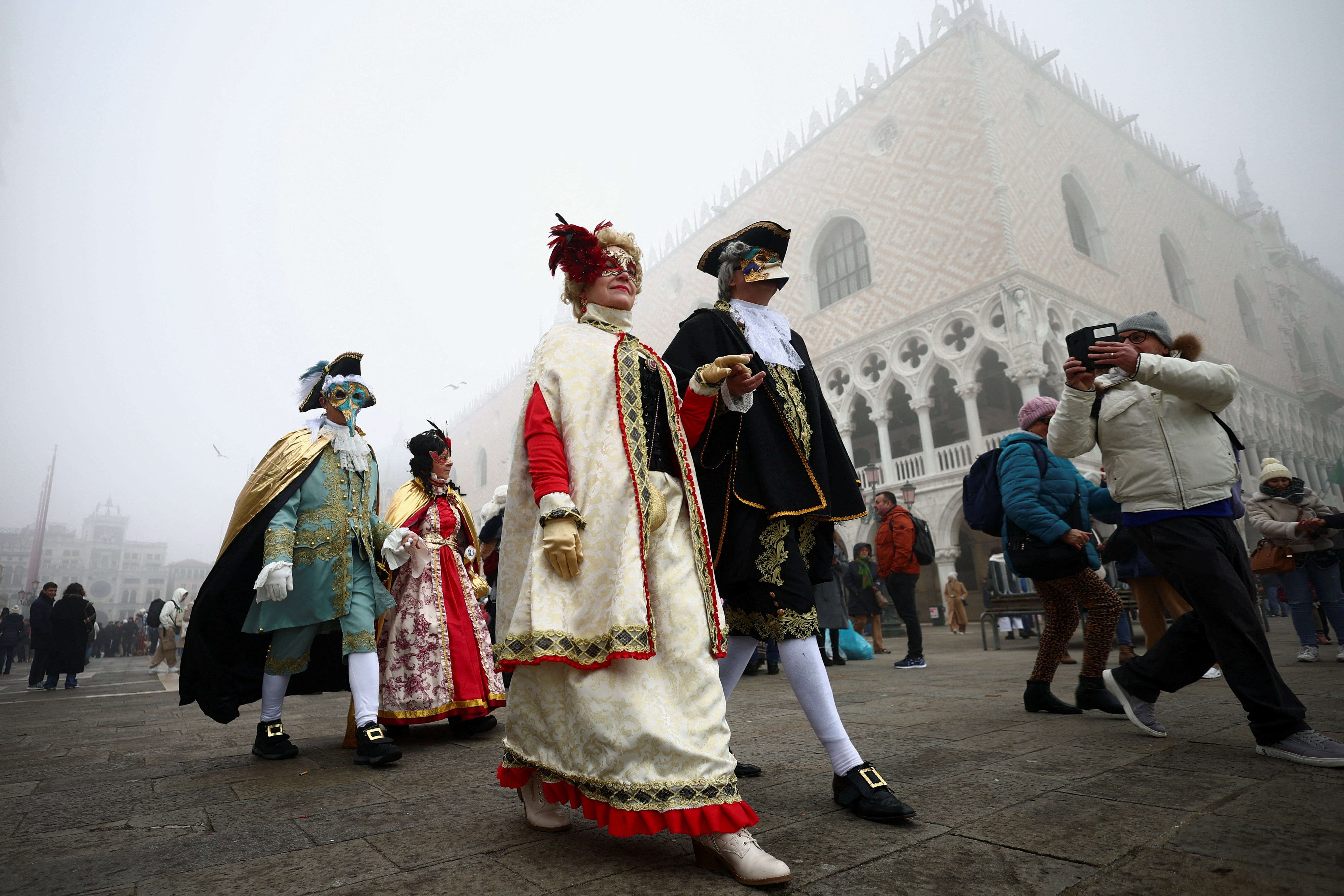 Καρναβάλι στη Βενετία: Μάσκες, μυστήριο και… ομίχλη-1