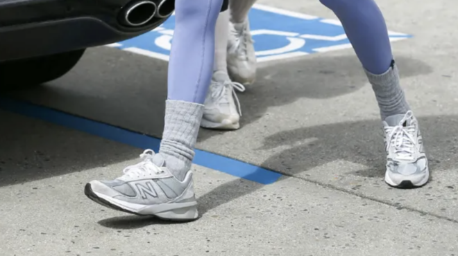 αυτά-τα-γκρι-sneakers-είναι-η-πιο-chic-τάση-τώρα-562836703