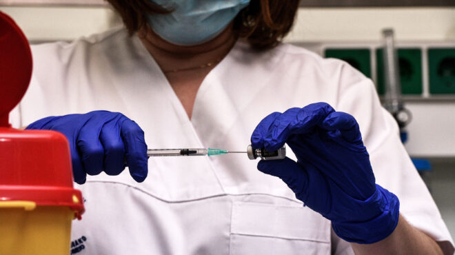 δύο-οι-πλήρως-εμβολιασμένοι-στους-378-δι-562823638