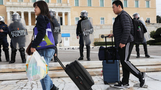 εντός-και-εκτός-το-στρατηγείο-της-λάρι-562852858