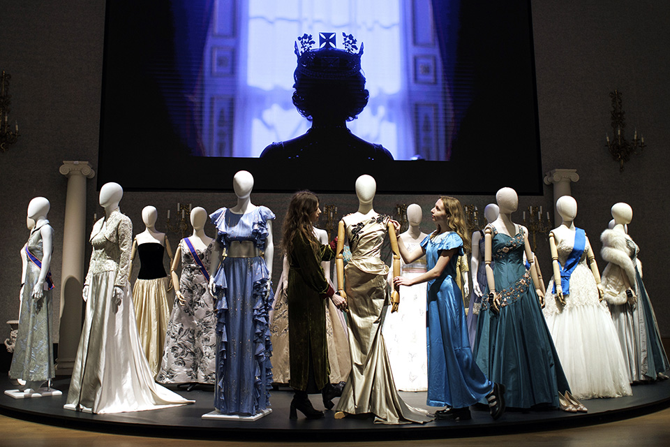 Με σκούπες και φαράσια στην παραλία-3