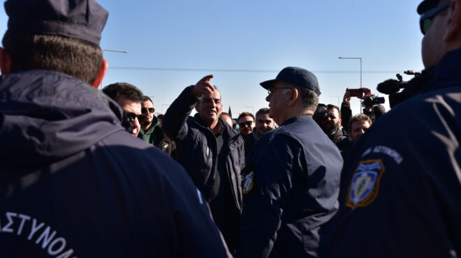 μπλόκα-αγροτών-χημικά-στην-καρδίτσα-562846744