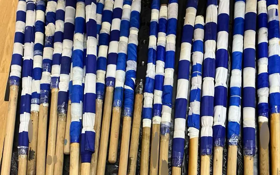 Συνελήφθησαν 16 άτομα που επιτέθηκαν με φωτοβολίδες σε αστυνομικούς – Τι κατασχέθηκε-2