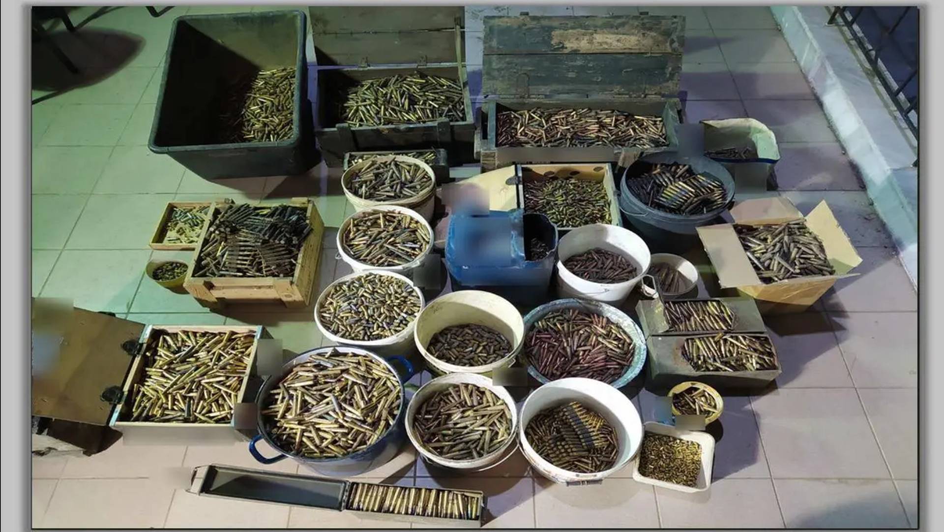 Φλώρινα: Βαρύς οπλισμός εντοπίστηκε σε σπίτι – Δύο συλλήψεις-4