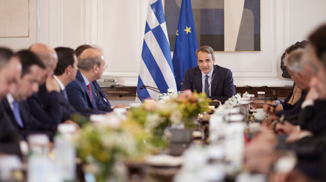 στις-1800-οι-ανακοινώσεις-για-τον-ανασχημ-562812133