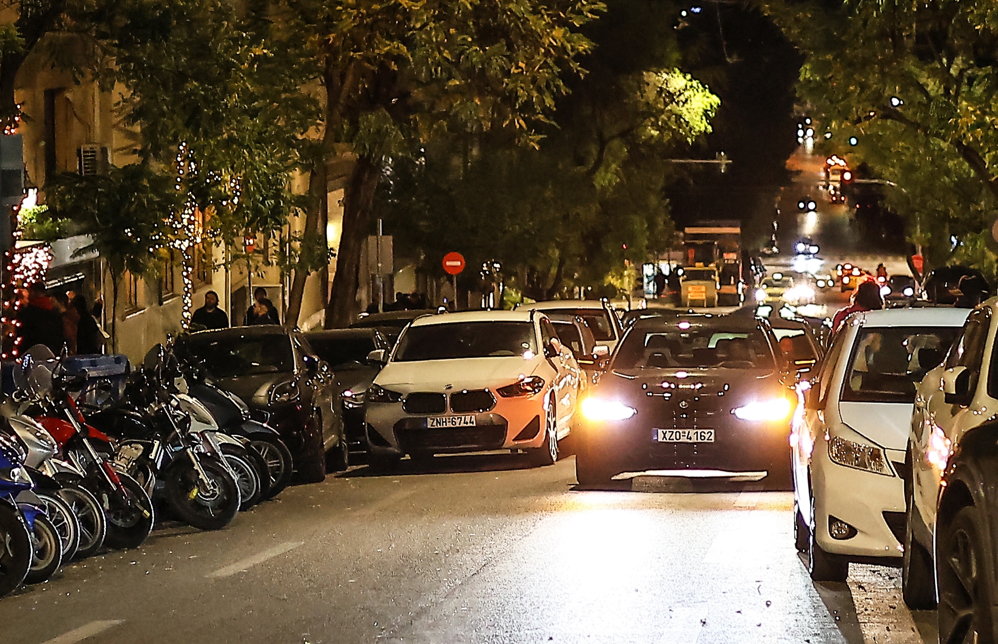 Η γειτονιά ανήκει στα Ι.Χ. και στα τραπέζια της-4