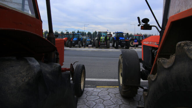 στους-δρόμους-τα-τρακτέρ-στη-θεσσαλία-562844776