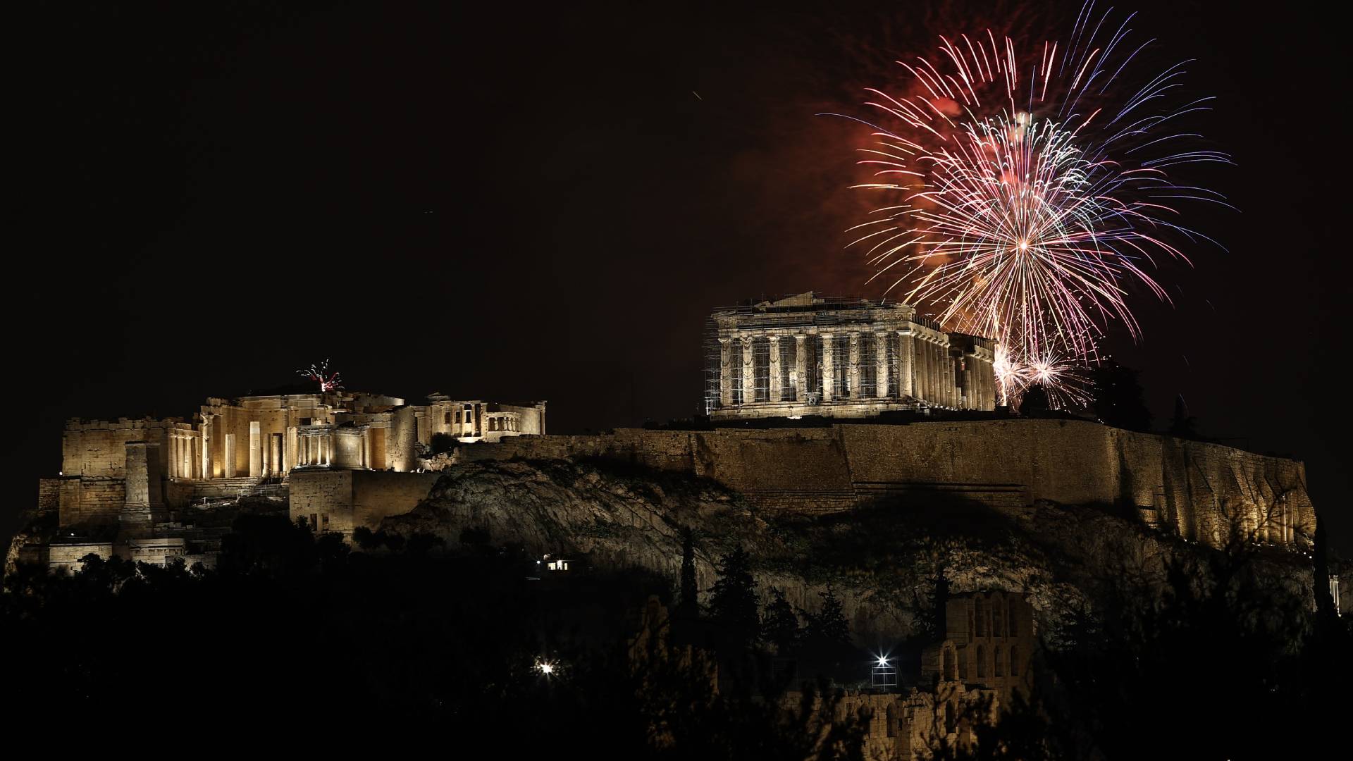 Λαμπερό το καλωσόρισμα του νέου έτους στην Αθήνα-2