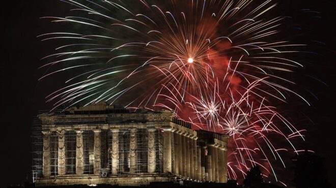 λαμπερό-το-καλωσόρισμα-του-νέου-έτους-562809496