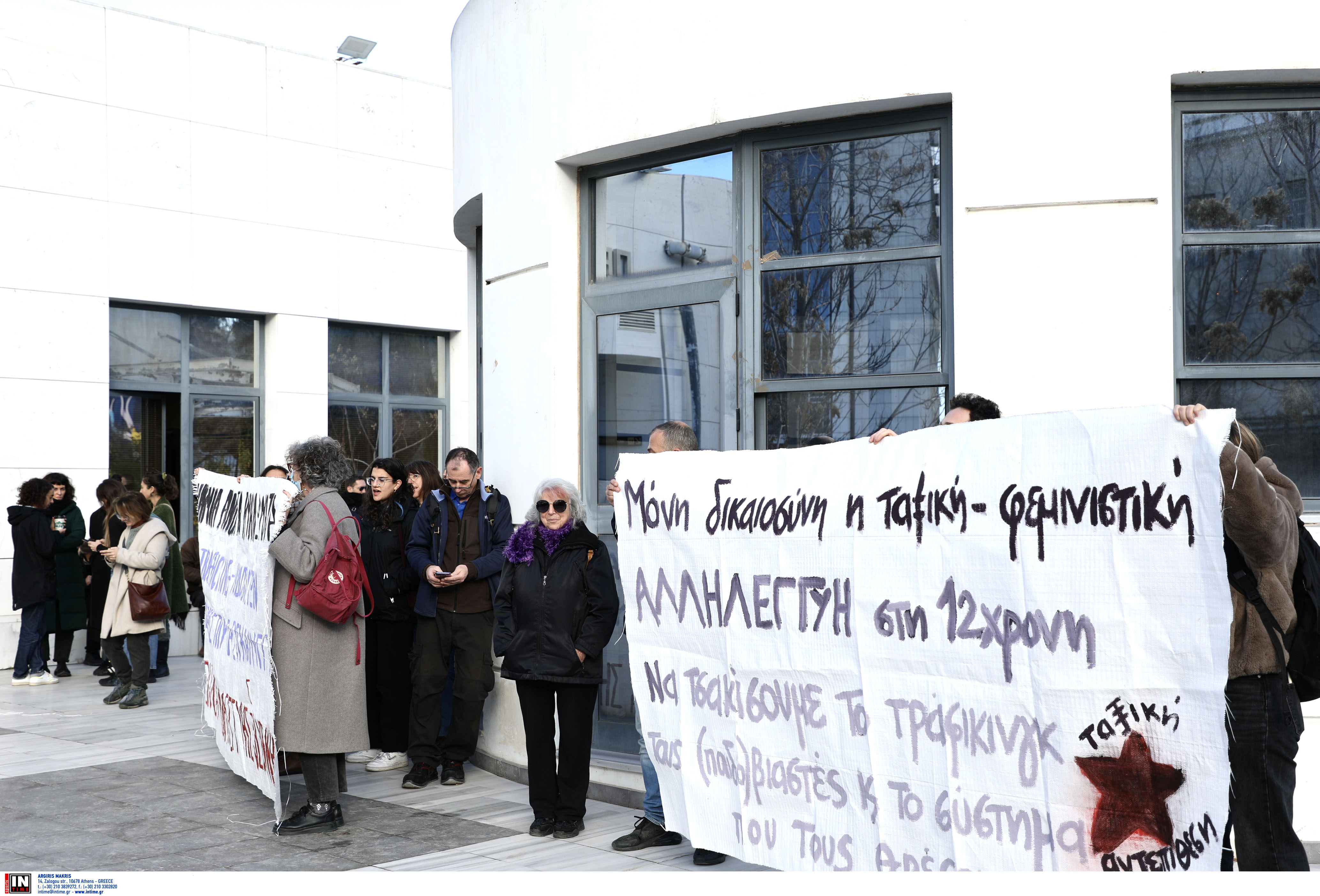 Δίκη για τη 12χρονη στον Κολωνό: Ενταση κατά τη μεταγωγή των κατηγορουμένων – Η μητέρα επιτέθηκε στον Μίχο-1