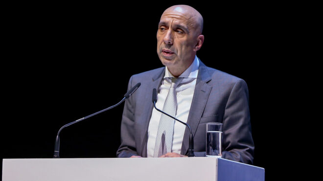 θεωρείο-σε-ρόλο-πυροσβέστη-562835743