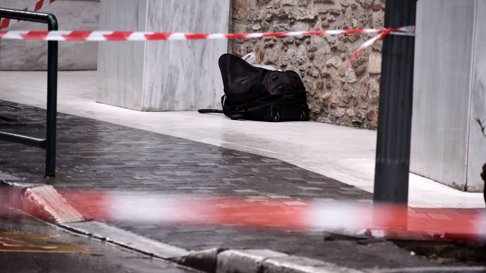 Συναγερμός για ύποπτη βαλίτσα στο Σύνταγμα-1