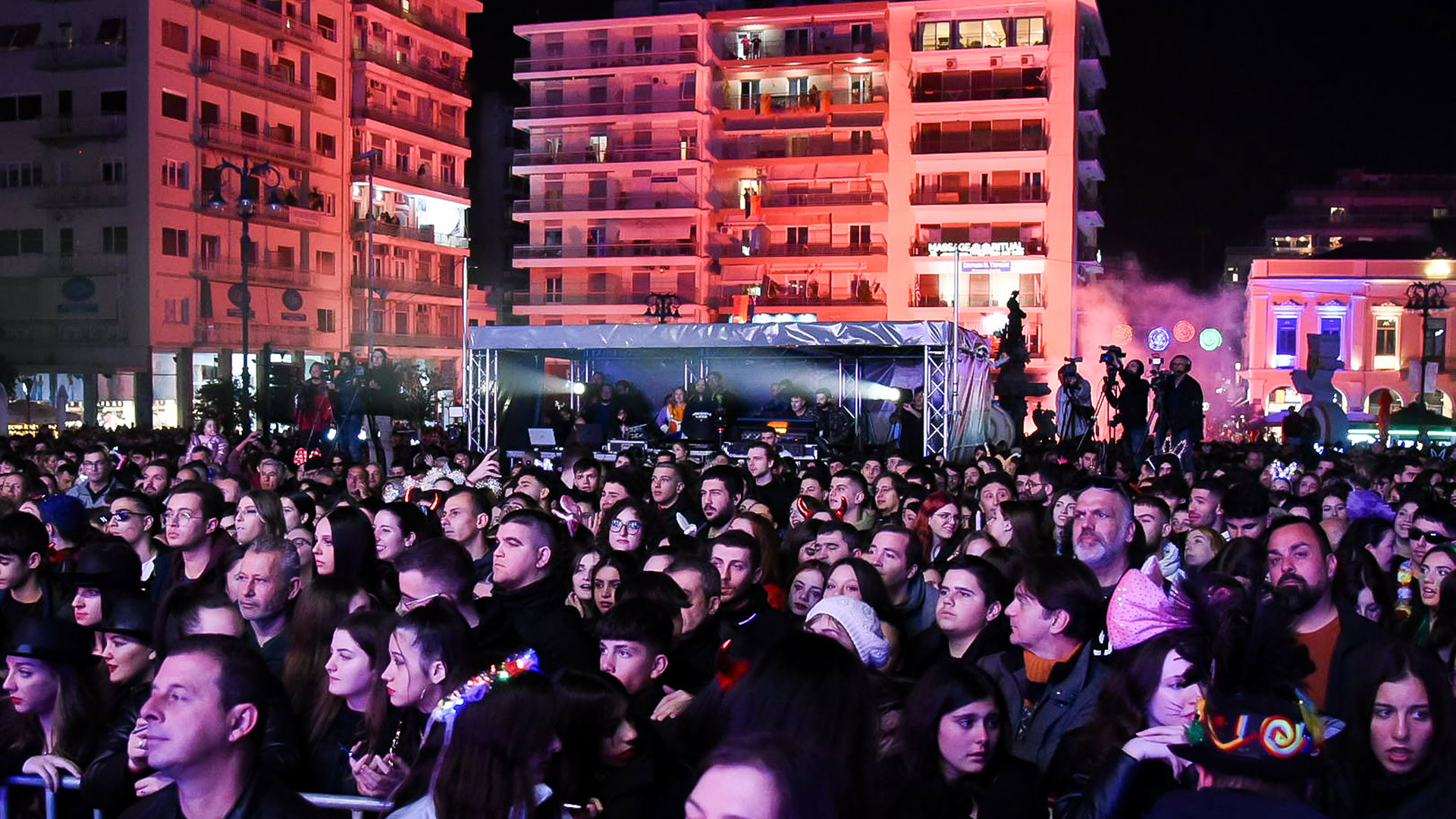 Live η τελετή έναρξης του Πατρινού Καρναβαλιού – Κατάμεστη η πλατεία Γεωργίου -3