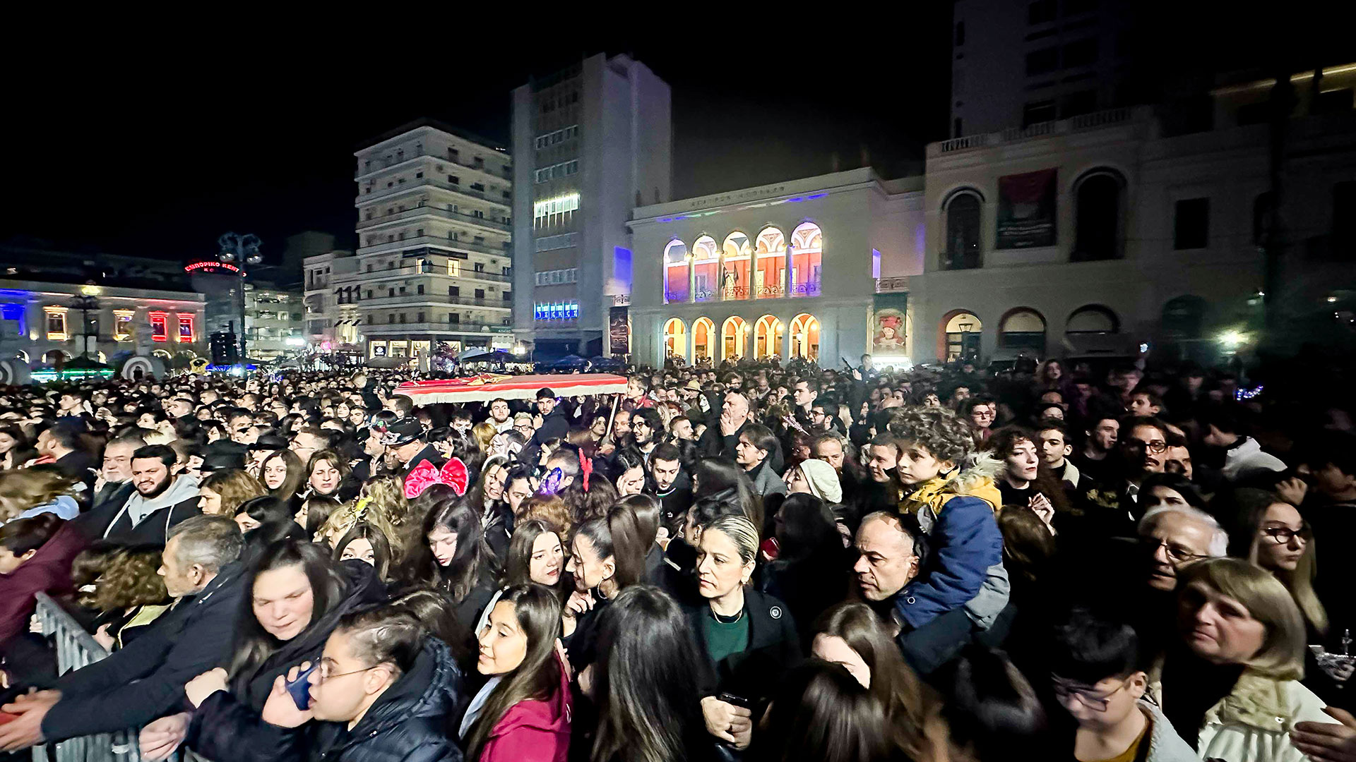 Live η τελετή έναρξης του Πατρινού Καρναβαλιού – Κατάμεστη η πλατεία Γεωργίου -1