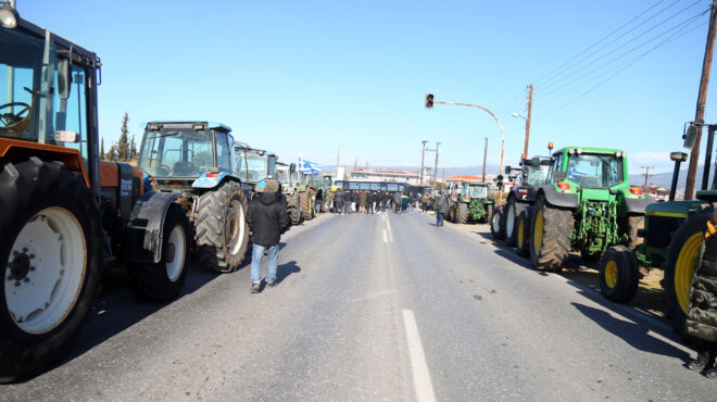 αγρότες-απέκλεισαν-για-λίγη-ώρα-την-εθ-562853191