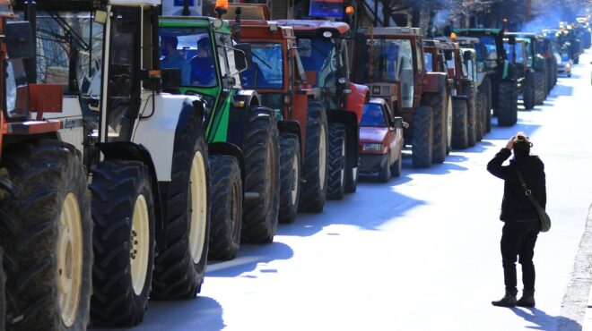 στο-κέντρο-της-λάρισας-με-τα-τρακτέρ-οι-562853980