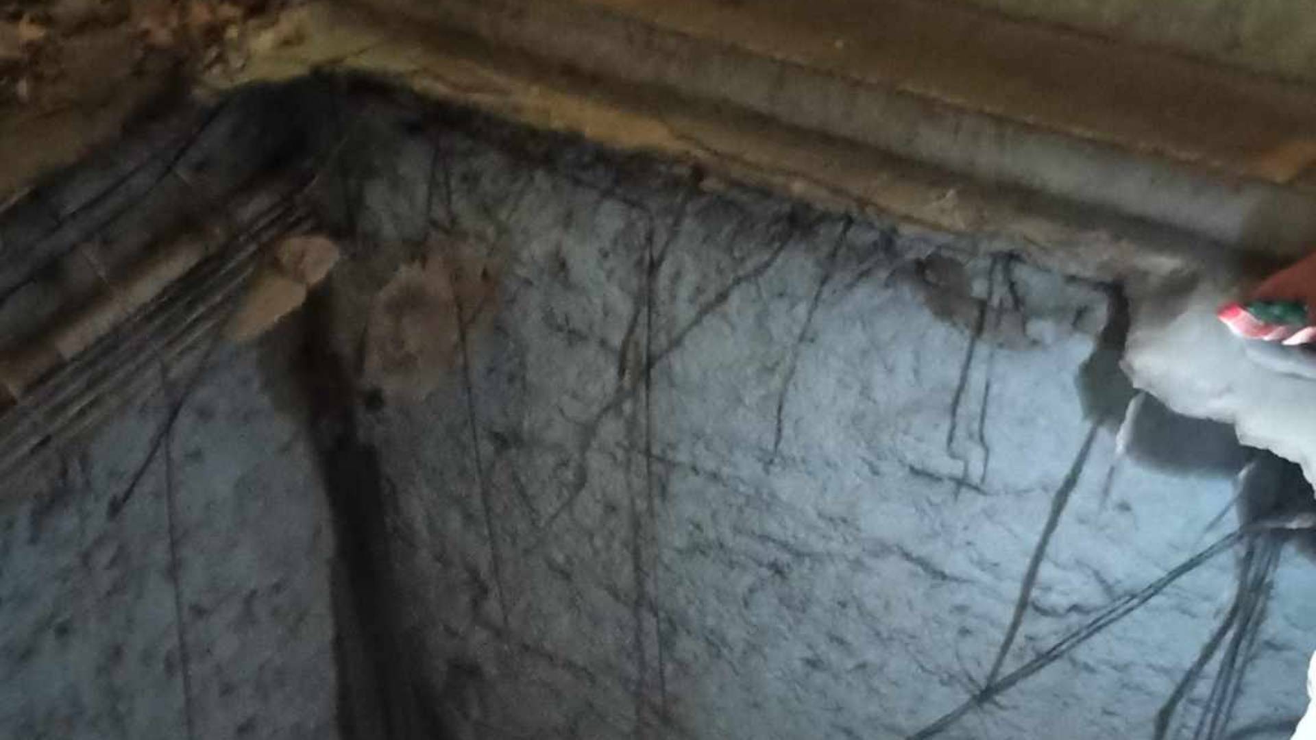 Θεσσαλονίκη: Τρύπα τριών μέτρων στο οδόστρωμα «κατάπιε» δύο νεαρά άτομα-1