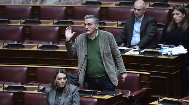 εντός-και-εκτός-η-διπλωματική-κινητικ-562825783