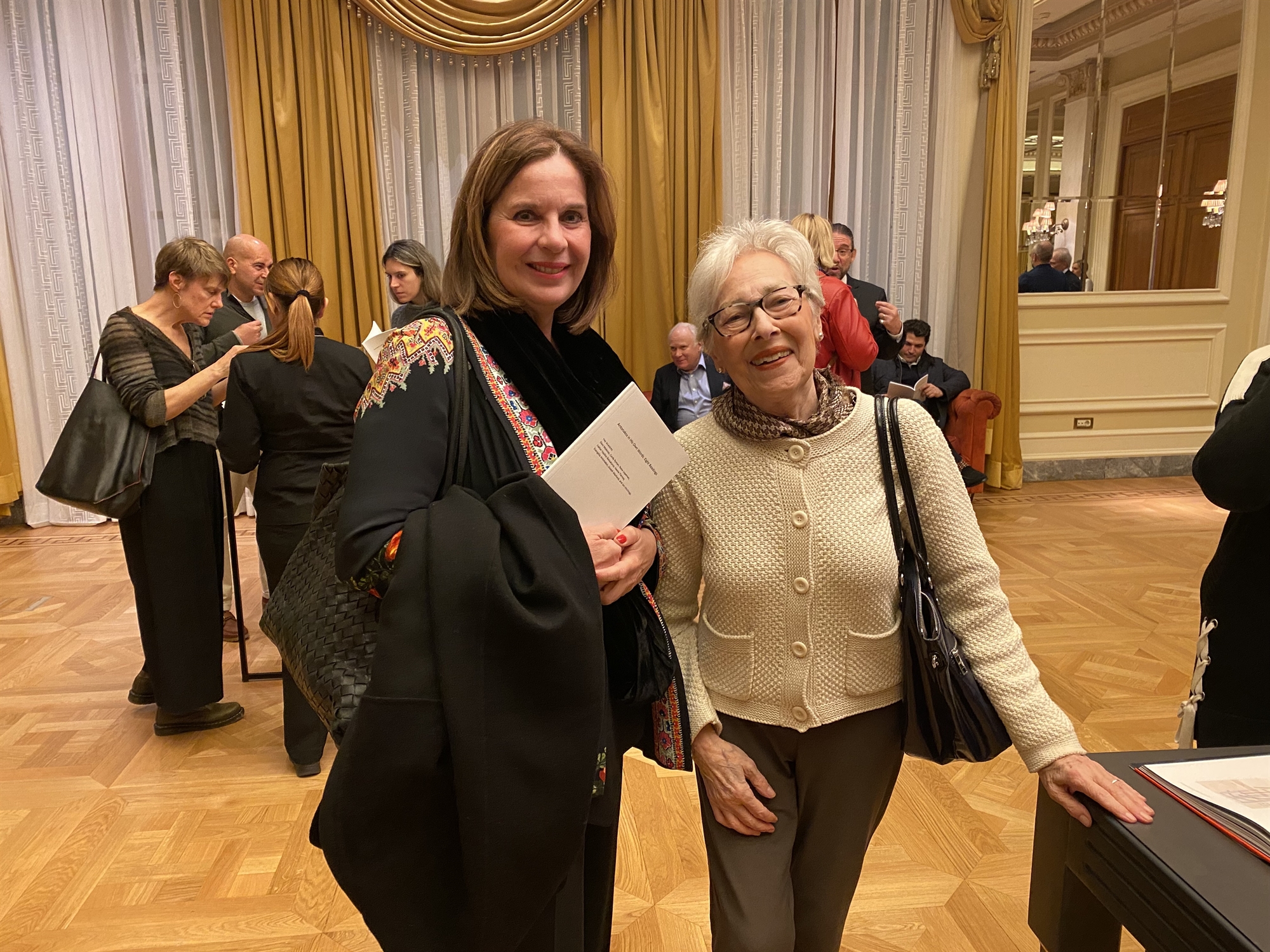 Εργα του Στίβεν Αντωνάκου σε όλες τις πρεσβείες των ΗΠΑ ανά τον κόσμο-1