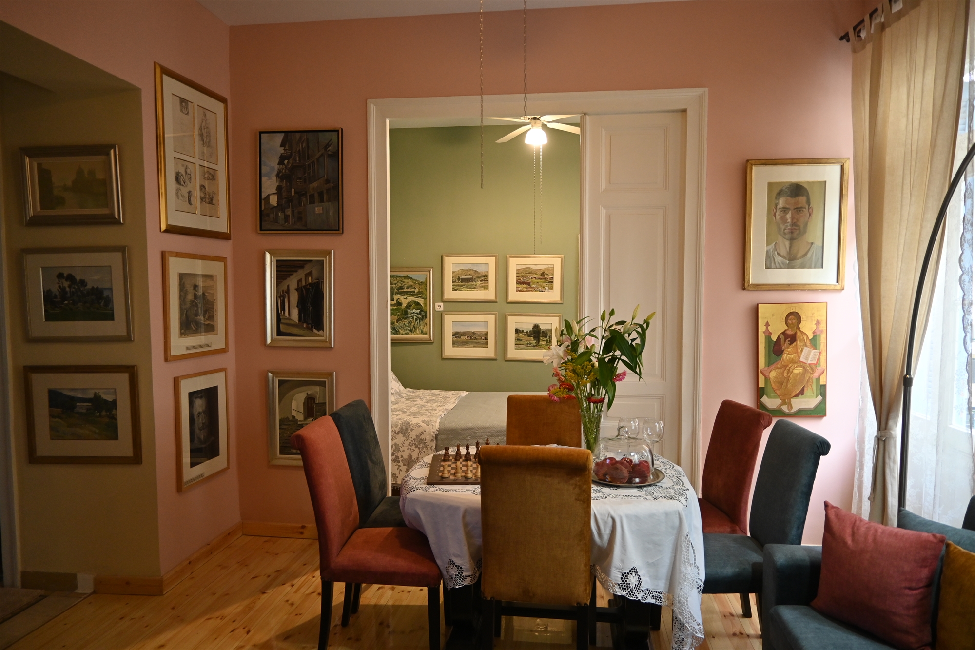 Ενα σπίτι γεμάτο ζωγραφική και φως-1