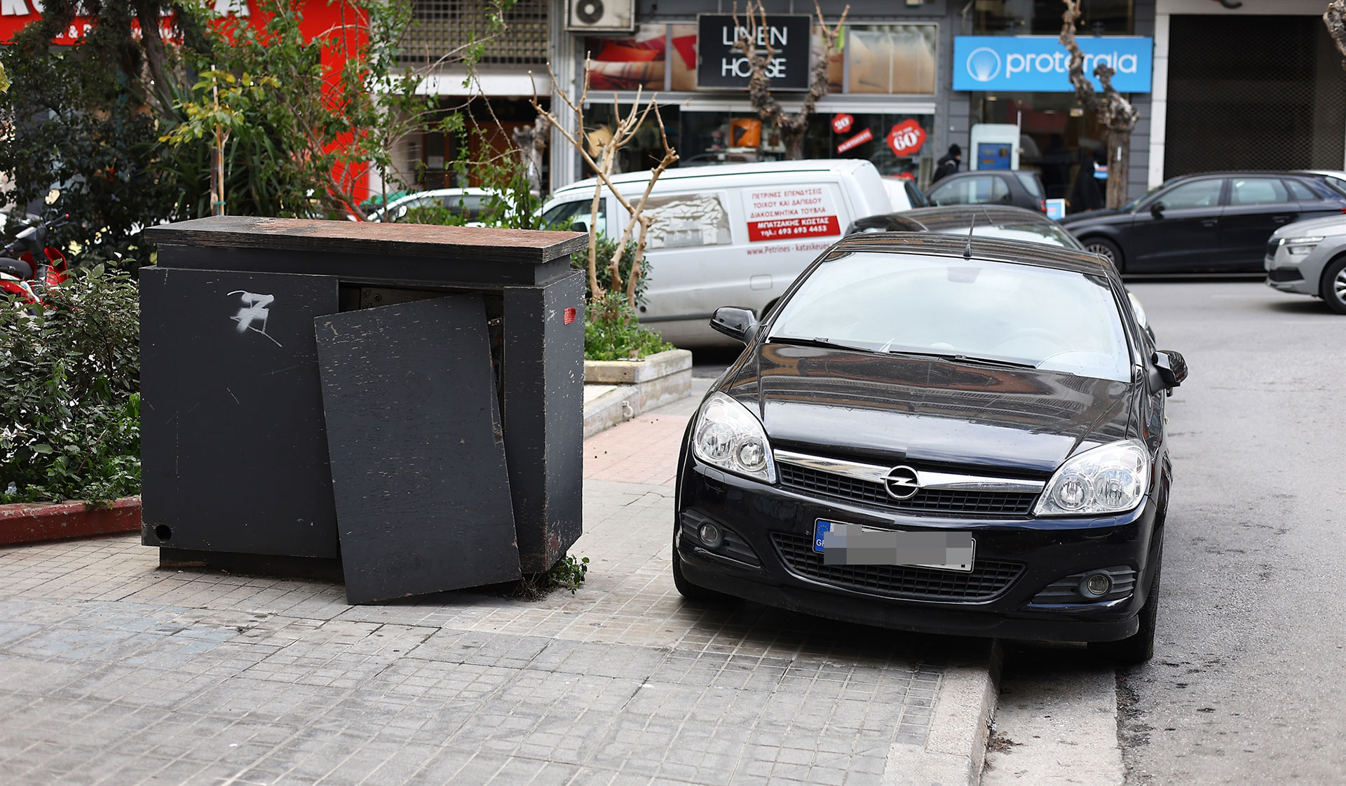 Τα πεζοδρόμια της ανομίας-3