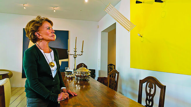 δύο-κεραμικές-γάτες-και-τρεις-κανονικ-562810717