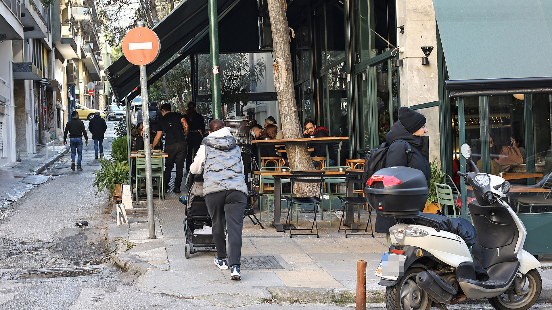 Τα πεζοδρόμια της ανομίας-4
