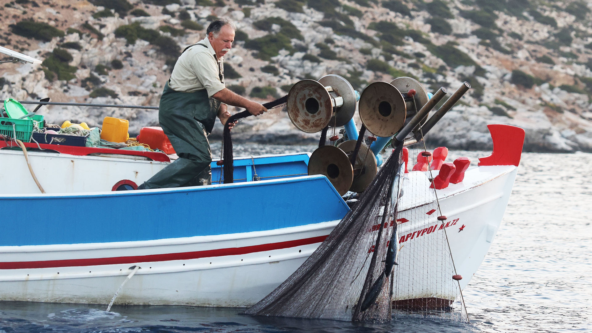 οι-ψαράδες-της-αμοργού-δείχνουν-τον-δρ-562832110
