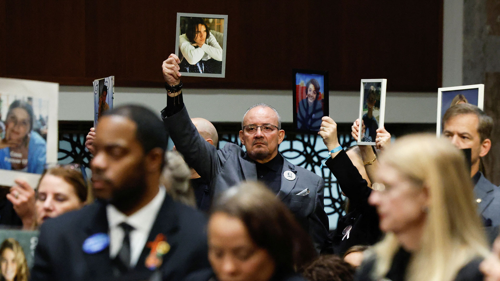 Ευθύνες στις Big Tech για τον σεξουαλικό εκβιασμό ανηλίκων-1