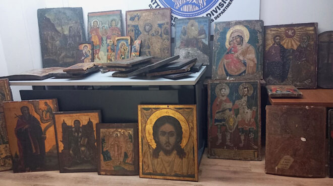 το-κίτρινο-όχημα-με-τις-εικόνες-των-αγί-562816300