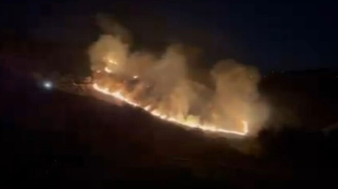 φωτιά-στην-τζια-οι-φλόγες-ανάμεσα-σε-δύ-562850947