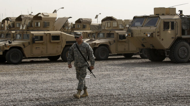 ο-αμερικανικός-στρατός-πίσω-από-το-χτύ-562813933