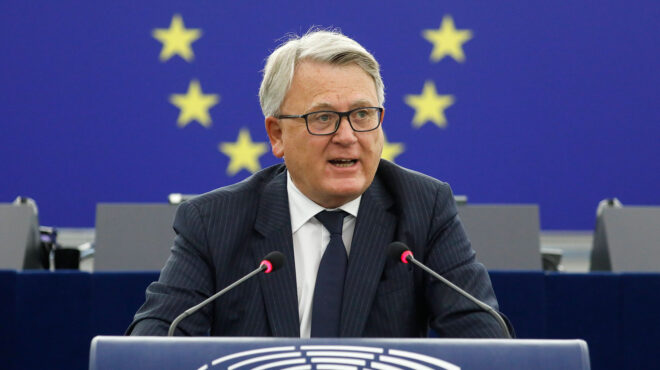 νίκολας-σμιτ-υποψήφιος-για-επικεφαλή-562836646