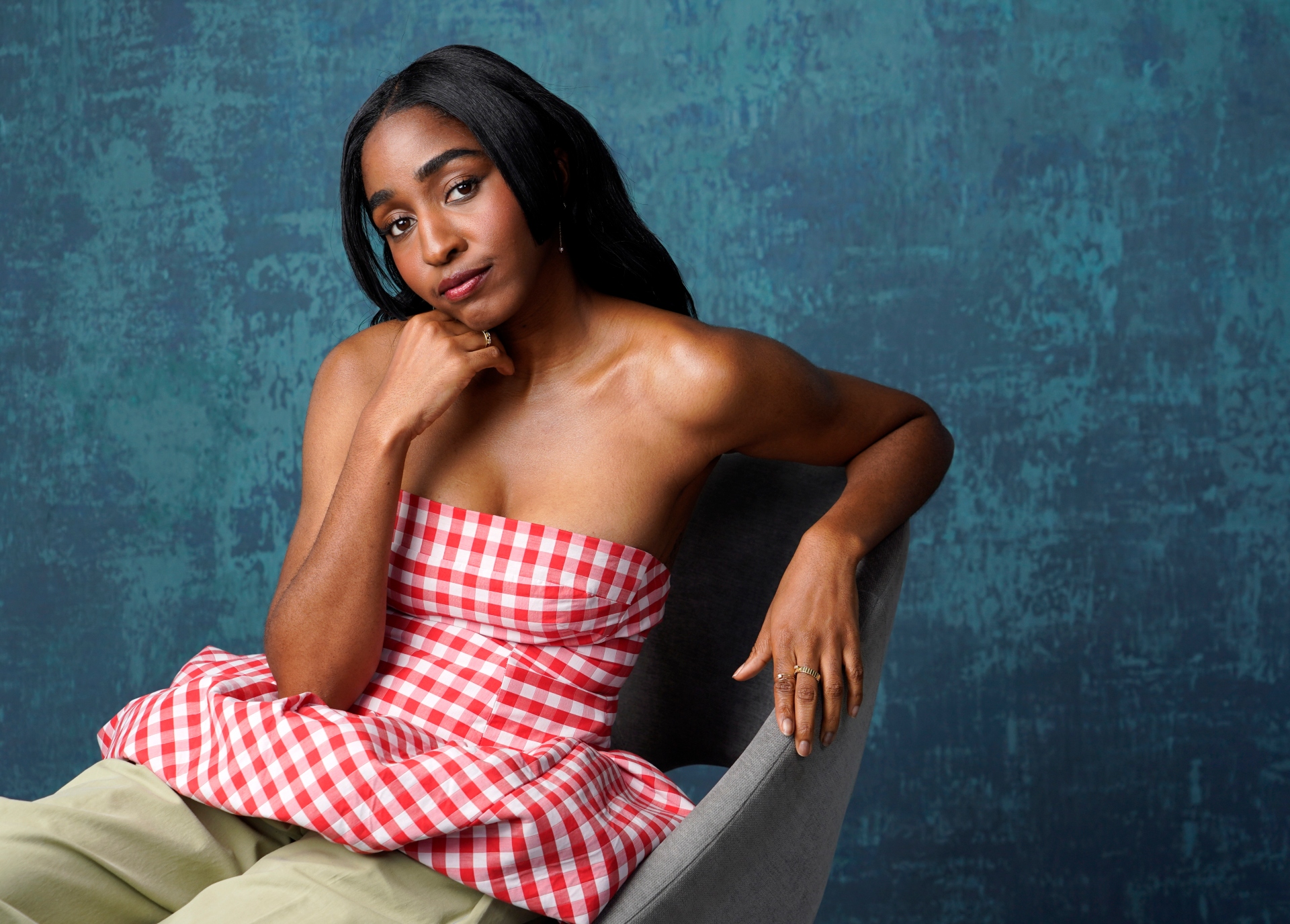 Αγιο Εντεμπίρι: Η νέα «βασίλισσα» της κωμωδίας που σάρωσε τα βραβεία σε τρεις διοργανώσεις-1