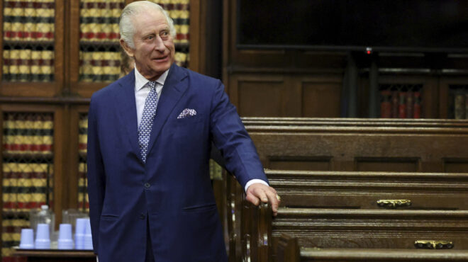 στο-νοσοκομείο-ο-βασιλιάς-κάρολος-λόγ-562834666