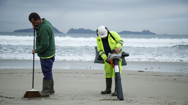 με-σκούπες-και-φαράσια-στην-παραλία-562820857