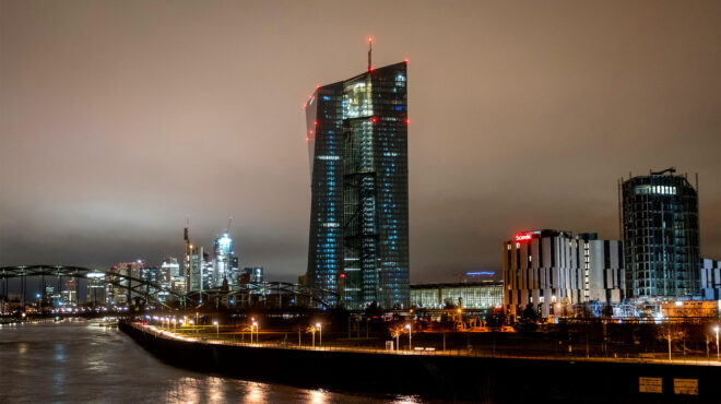 αναμένοντας-ένα-σήμα-από-την-εκτ-562845850