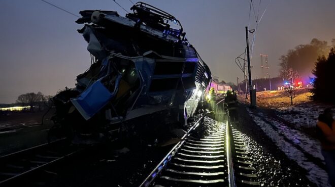 τσεχία-σύγκρουση-τρένου-με-φορτηγό-562845862
