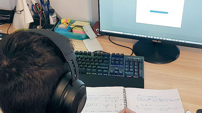 διαδικτυακά-μαθήματα-σε-υπό-κατάληψη-562840618