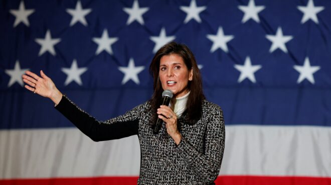 νίκι-χέιλι-ο-τραμπ-προσπαθεί-να-πάρει-τ-562854250