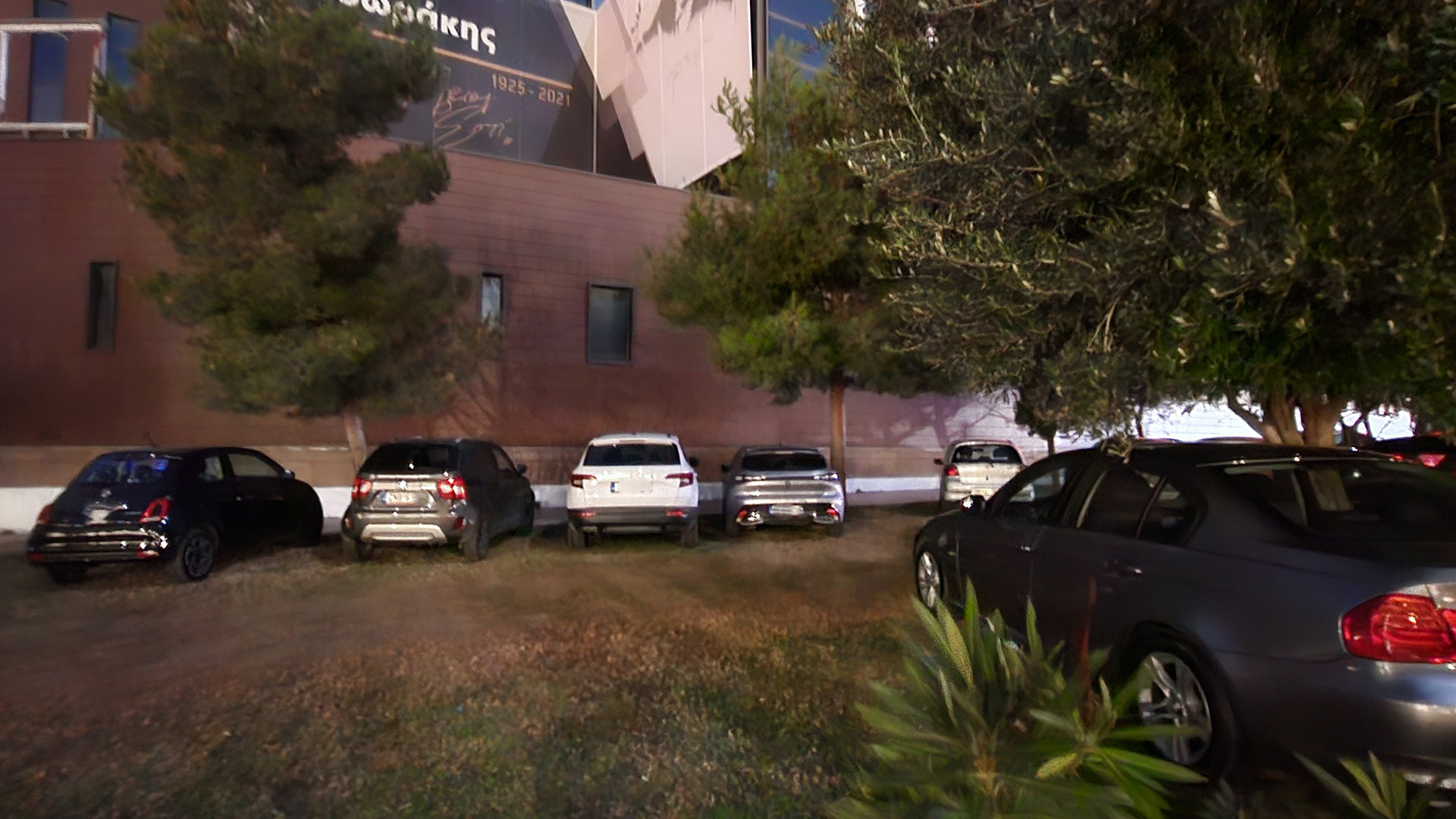 Αυτοψία της «Κ»: Το πάρκο «Μίκης Θεοδωράκης» έχει γίνει υπαίθριο πάρκινγκ-1