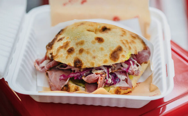 black-pastrami-σάντουιτς-με-χειροποίητο-ψωμί-πασ-562830943